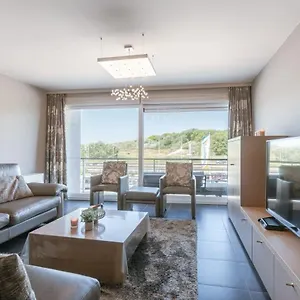 https://bright-apartment-near-the-beach-in-bredene.ostend-hotel.net